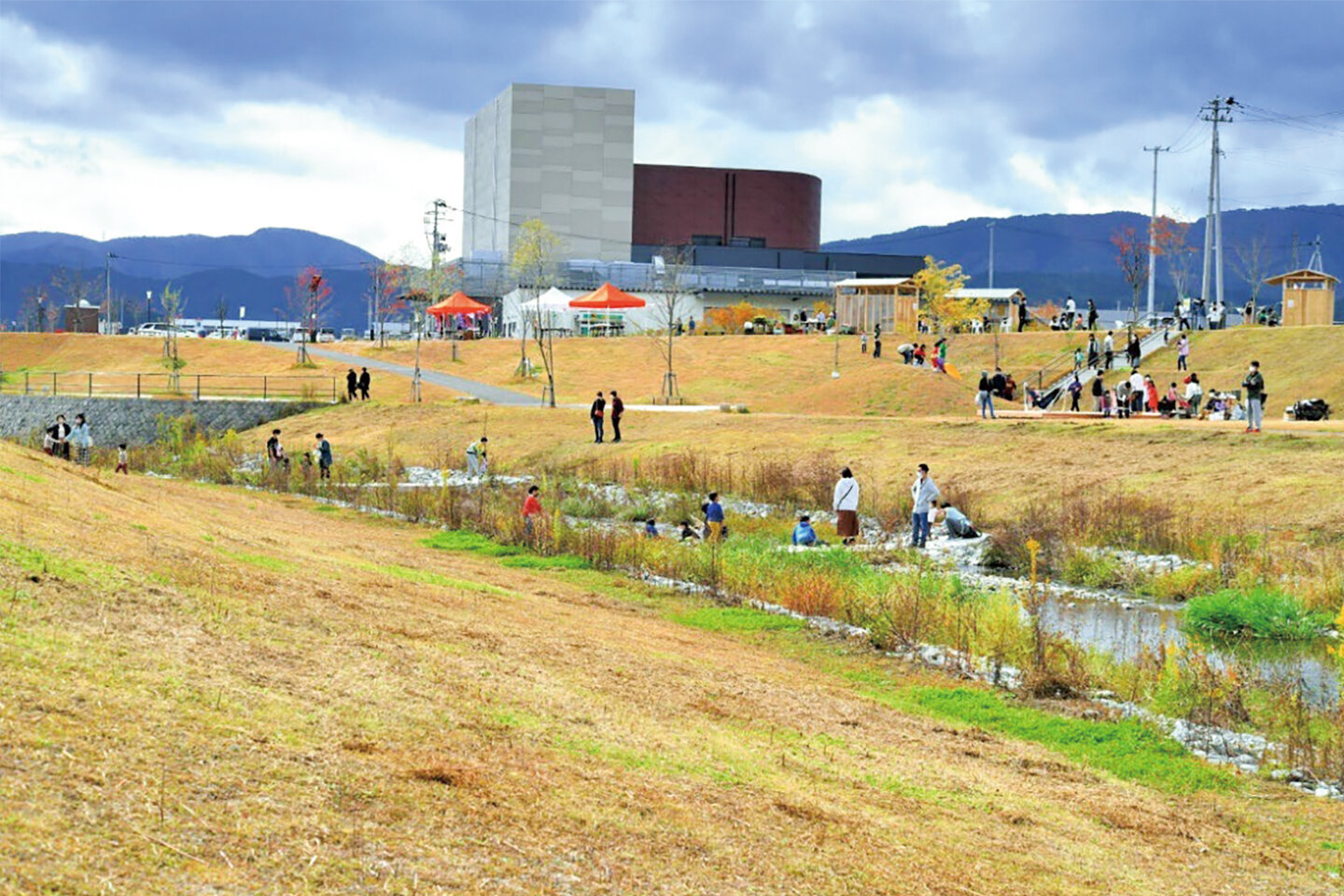 地域の歴史をつなぎ愛着を育む水辺のデザイン（川原川・川原川公園）